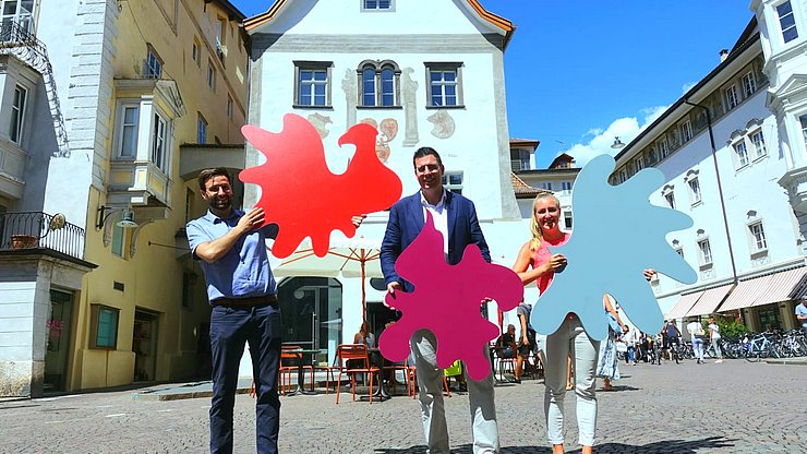 Euregio-Team vor dem Waaghaus am Kornplatz in Bozen