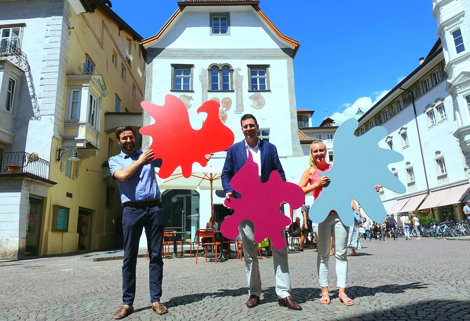 Euregio-Team vor dem Waaghaus am Kornplatz in Bozen