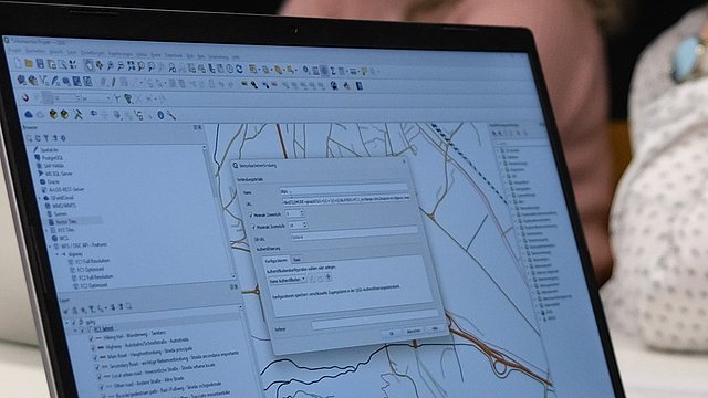 Laptop-Bildschirm mit Geodaten