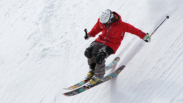 © Pixabay/Up-free Junger Skifahrer im freien Skiraum.