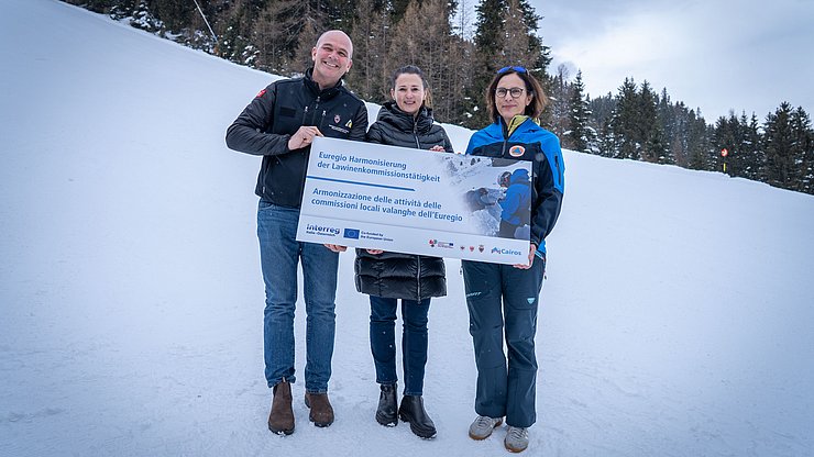 Tirols Sicherheitslandesrätin Astrid Mair (Mitte) mit Amtsdirektorin Michaela Munari aus Südtirol (rechts) und Stefano Fait, Generaldirektor für Zivilschutz, Forstwesen und Fauna aus dem Trentino (links).