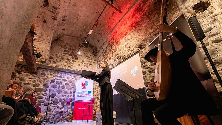 © LPA/Jacopo Coen Ein Kulturabend, der durch die barocken Musikklänge von Alessandro Baldessarini an der Laute und Sängerin Giorgiana Pelliccia untermalt wurde.