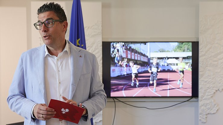 © Werner Gächter Euregio-Generalsekretär und "Hausherr" Matthias Fink bei seiner Begrüßungsrede im Euregio-Infopoint in Innsbruck