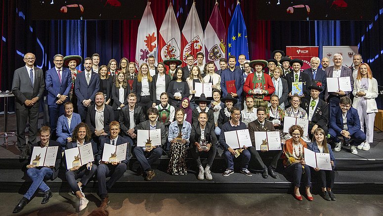 Il gruppo dei volontari premiati per le prestazioni di eccellenza del volontariato giovanile dell'Euregio 2024
