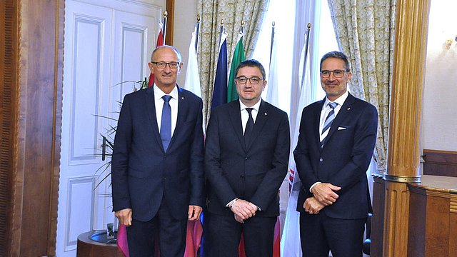 (von links): Tirols LH Anton Mattle, Euregio-Präsident Maurizio Fugatti, Südtirols LH Arno Kompatscher