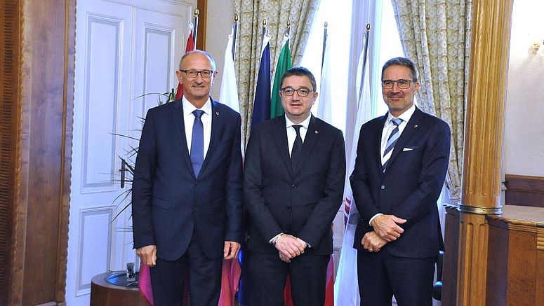 (von links): Tirols LH Anton Mattle, Euregio-Präsident Maurizio Fugatti, Südtirols LH Arno Kompatscher