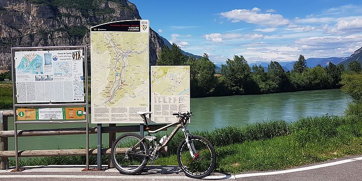Bicicletta e cartina dell'Euregio