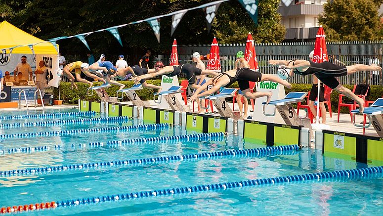 Rund 800 Schwimmerinnen und Schwimmer aus 35 Mannschaften waren beim Finale des Euregio Swim Cup 2023 in Rovereto mit dabei.