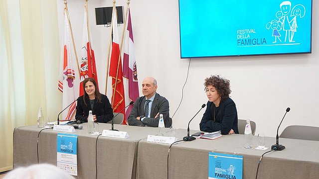 © Ufficio Stampa Trentino EuregioFamilyPass: Presentazione al Festival della Famiglia a Trento (a dx Elisa Bertò/Euregio)