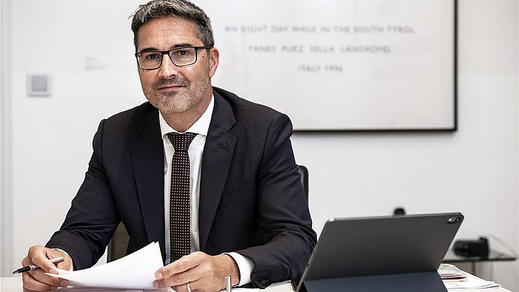 Porträt des Südtiroler Landeshauptmannes Arno Kompatscher 