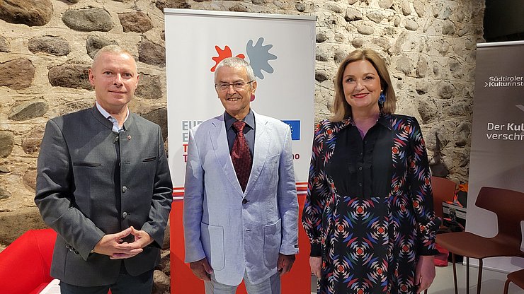 Il professor Max Siller (al centro) con il segretario generale dell'Euregio Cristoph von Ach (a sinistra) e la moderatrice dell'evento culturale Elisabeth De Felip 