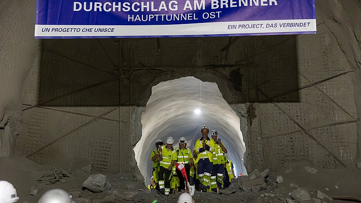 © LPA/Ressort Infrastrukturen und Mobilität Am Vormittag des 28. Juli wurden an der Staatsgrenze am Brenner die beiden Haupttunnelröhren des Brenner Basistunnels (BBT) durchbrochen. Etwa 1.400 Meter unterhalb des Brennerpasses konnten sich österreichische und italienische Mineure nach dem historischen Durchschlag die Hände reichen.