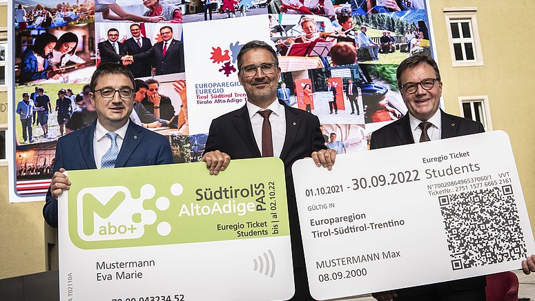 Die Landeshauptleute der Euregio Maurizio Fugatti (Trentino), Arno Kompatscher und Euregio-Präsident Günther Platter (Tirol) mit dem neuen Euregio Ticket Students