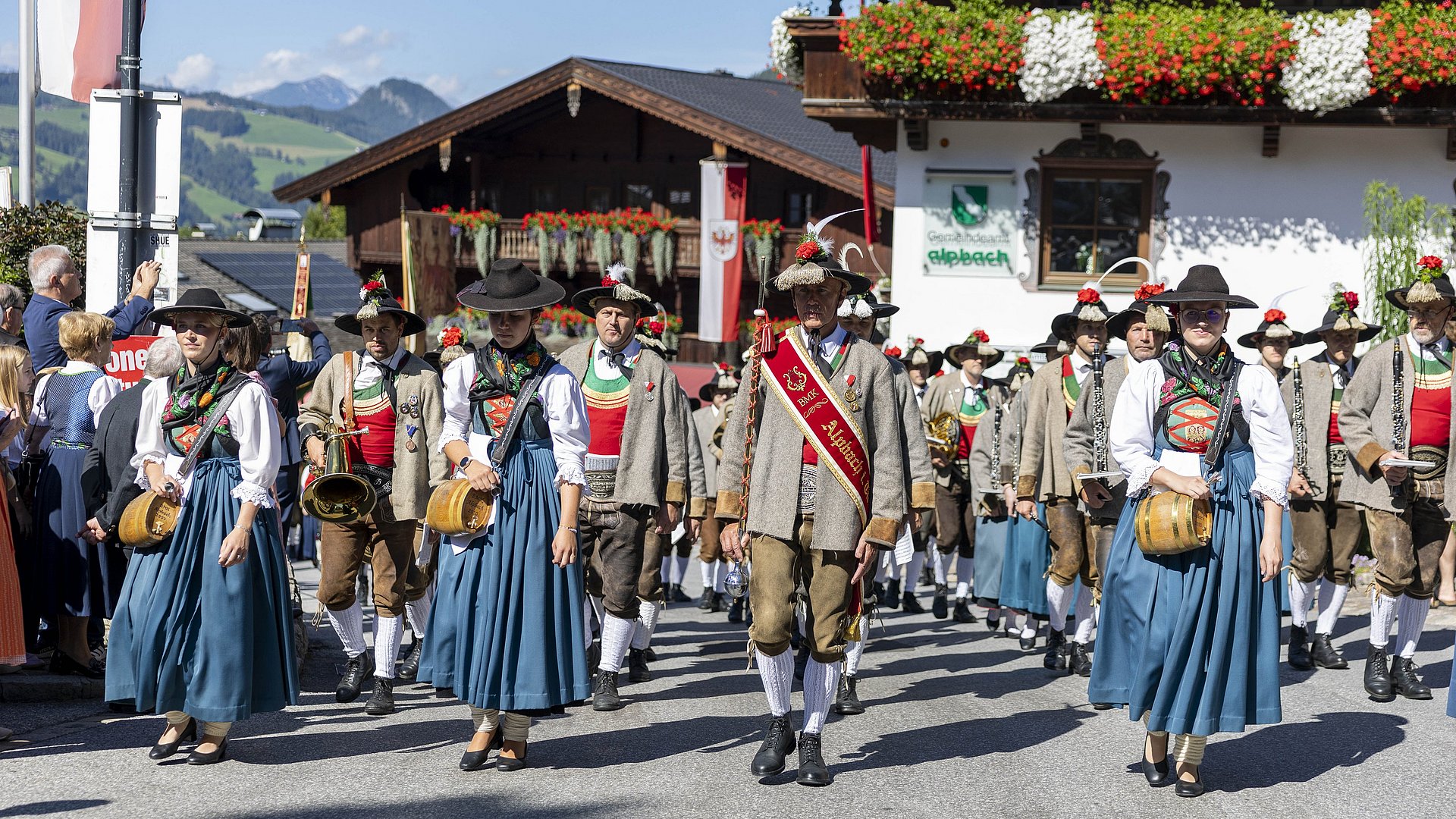 Il ricevimento tradizionale tirolese sulla piazza della chiesa di Alpbach, con la banda musicale, gli Schützen di Alpbach e le associazioni tradizionali. 
