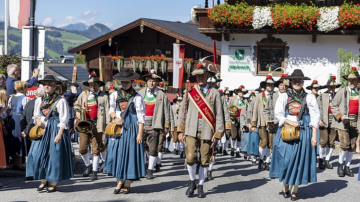 © Land Tirol/Seldak Der traditionelle Landesübliche Empfang am Kirchplatz in Alpbach mit der Musikkapelle und den Schützen Alpbach sowie den Traditionsvereinen.