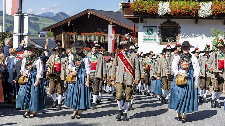 Il ricevimento tradizionale tirolese sulla piazza della chiesa di Alpbach, con la banda musicale, gli Schützen di Alpbach e le associazioni tradizionali. 