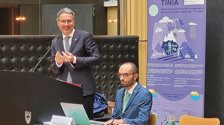 LH Kompatscher mit Projektmanager Enrico di Muzio beim TINIA-Symposium in Bozen am 9. Juni 2022