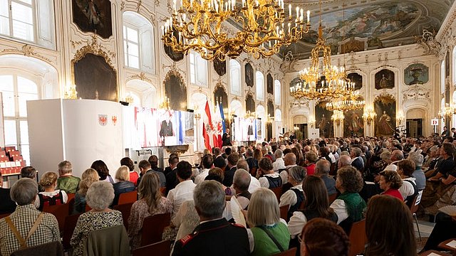 © Land Tirol/Sedlak Beim Festakt in der Kaiserlichen Hofburg haben die Landeshauptleute Arno Kompatscher (Südtirol) und Anton Mattle (Tirol) am 15. August verdiente Persönlichkeiten aus Tirol und Südtirol geehrt.