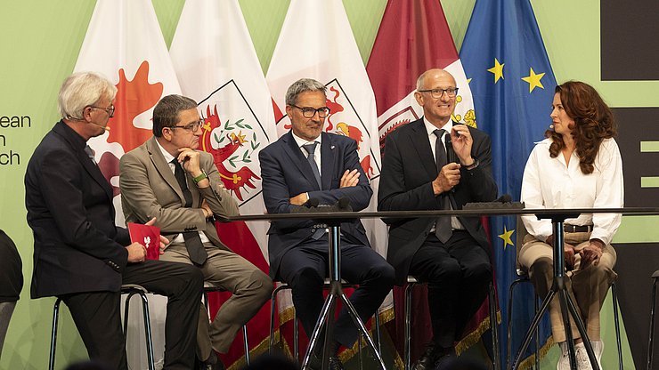 Un chiaro impegno a favore della democrazia come migliore forma di governo per la popolazione: (da sinistra) il moderatore Dénes Széchényi, i presidenti Fugatti, Kompatscher e Mattle in discussione con la presidente del CdR Kata Tüttő