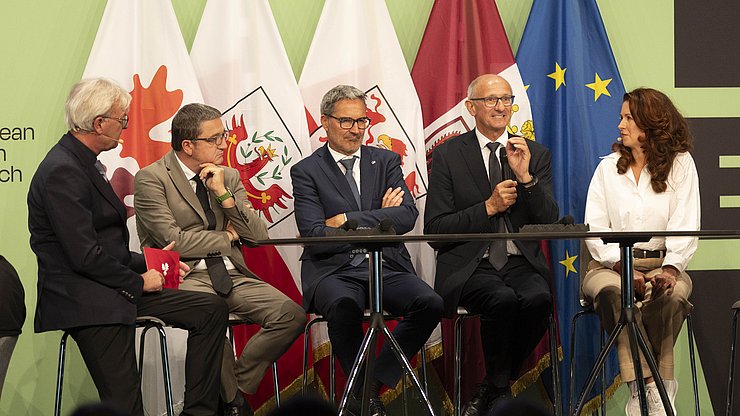 © Land Tirol/Sedlak Klares Bekenntnis zur Demokratie als beste Regierungsform für die Bevölkerung: (von links) Moderator Dénes Széchényi, Landeshauptleute Fugatti, Kompatscher und Mattle in Diskussion mit AdR-Präsidentin Kata Tüttő.