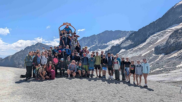 © Euregio Im hochalpinen Gebiet des Stubaier Gletschers: Gruppenfoto für die sportlichen Jugendlichen aus Tirol, Südtirol und dem Trentino.