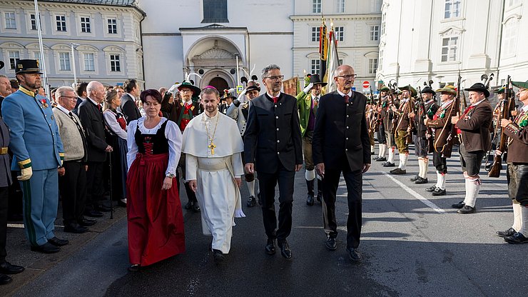 La presidente del Consiglio provinciale tirolese Sonja Ledl-Rossmann (da sinistra), l'abate Leopold Baumberger, i presidenti Arno Kompatscher (Alto Adige) e Anton Mattle (Tirolo) sono stati accolti con il ricevimento tradizionale davanti alla Hofburf di Innsbruck.