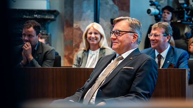 L'ex capitano Günther Platter ha preso posto al centro della sala.