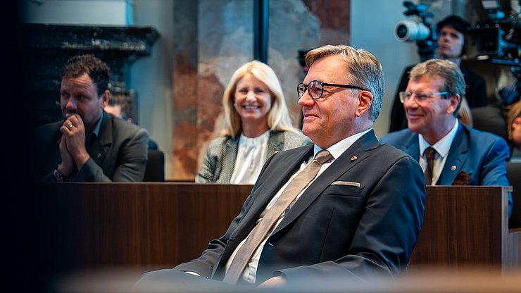 © Tiroler Landtag/Christanell LH a.D. Günther Platter nahm in der Saalmitte Platz.