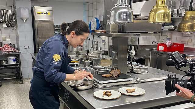 Madlen Hackl bereitet ihr Lieblingsgericht zu: Tiroler Kalbl - ganzheitlich und nachhaltig verwertet, also „Nose to Tail“. 