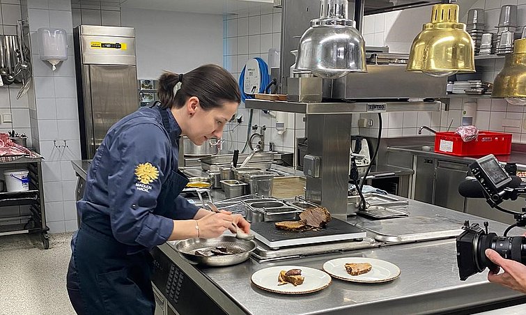 Madlen Hackl bereitet ihr Lieblingsgericht zu: Tiroler Kalbl - ganzheitlich und nachhaltig verwertet, also „Nose to Tail“. 