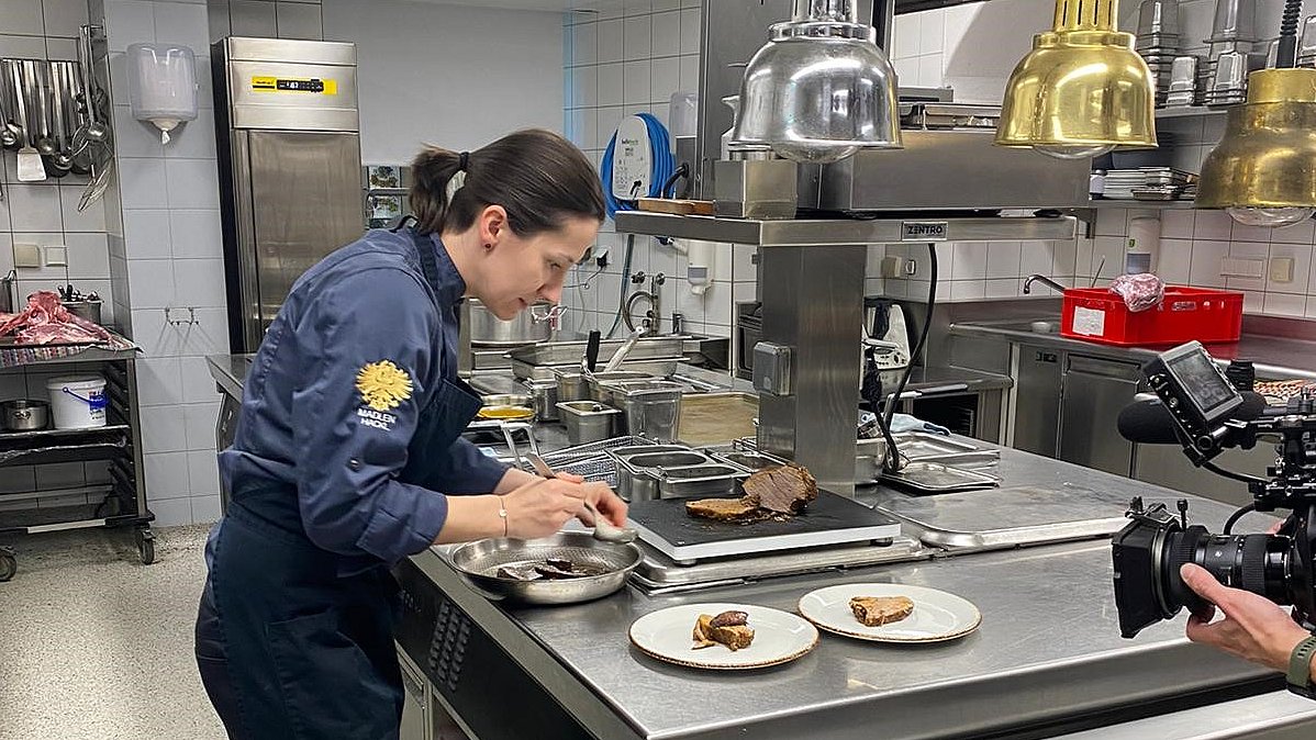 Madlen Hackl bereitet ihr Lieblingsgericht zu: Tiroler Kalbl - ganzheitlich und nachhaltig verwertet, also „Nose to Tail“. 