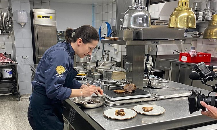Madlen Hackl bereitet ihr Lieblingsgericht zu: Tiroler Kalbl - ganzheitlich und nachhaltig verwertet, also „Nose to Tail“. 