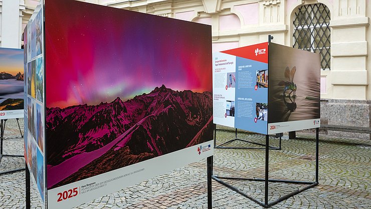Im Bild die Euregio-Wanderausstellung mit den Titelfotos aller zehn Kalender, ergänzt durch Zitate der Fotografinnen und Fotografen, die Monatsbilder jeder Ausgabe aber auch Highlights und Meilensteine der Euregio.