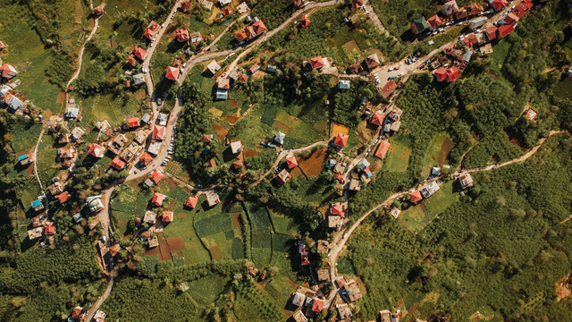 © Pexels/Vedat Kandemir Ripresa con drone di un villaggio rurale con campi colorati e case che mostrano un paesaggio tranquillo