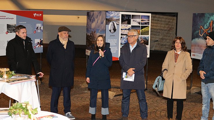 © Walter Kerer In foto da sinistra: Ennio Scarcelli (Fotografo di copertina 2022 di Varna), Fritz Tienfenthaler, Silvia Ramoser (responsabile di progetto), Andreas Schatzer (sindaco di Varna), Margareth Mair Engl (vicesindaca di Varna).