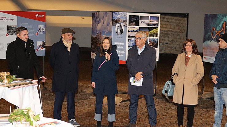 Von links: Ennio Scarcelli (Titelbildfotograf 2022 aus Vahrn), Fritz Tienfenthaler, Silvia Ramoser, Andreas Schatzer (Bürgermeister von Vahrn), Margareth Mair Engl (Vizebürgermeisterin von Vahrn).