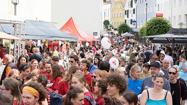 L’odierna festa cittadina di Landeck in Tirolo ha fatto da cornice alle celebrazioni congiunte dei Paesi dell'Arge Alp e dell'Euregio Tirolo-Alto Adige-Trentino. Il Gruppo di lavoro dell'Arge Alp festeggia quest'anno il suo 50° anniversario