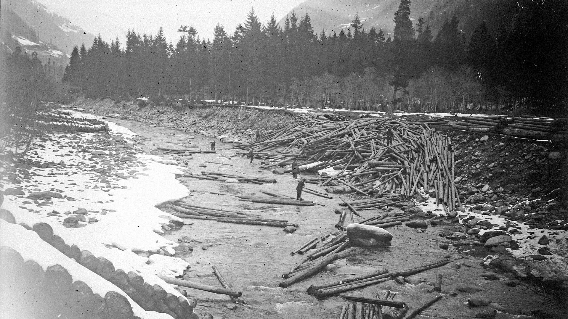 Holztrift auf der Isel bei Ainet/Osttirol, um 1925.