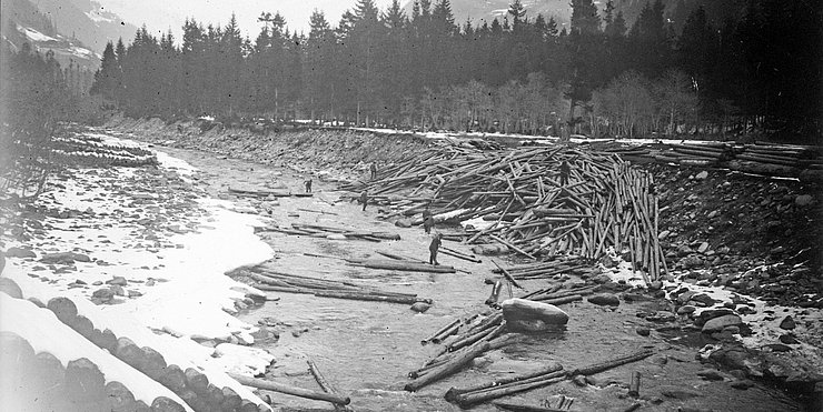 Holztrift auf der Isel bei Ainet/Osttirol, um 1925.
