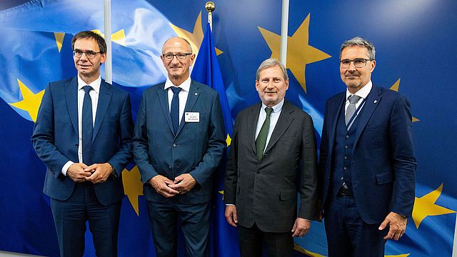 I presidenti Wallner (Voralberg), Mattle (Tirolo) e Kompatscher (Alto Adige) hanno discusso dell traffico di transito nella regione alpina con il commissario UE Hahn (terzo da sinistra)