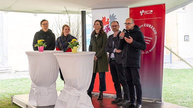 [Hanno discusso dell'importanza dei musei nell'Euregio: (da sinistra) Martin Kofler (Museo Burg Heinfels), Michaela Stolte (Museo Civico e della Val di Vizze di Vipiteno), Edith Hessenberger (Musei della Valle Ötztal), Francesco Frizzera (Museo Storico Italiano della Guerra) e Tommaso Dossi (Palazzo della Magnifica Comunità di Fiemme)