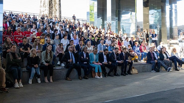 Zahlreiche Gäste aus Südtirol, Tirol und dem Trentino nahmen an der Verleihung der Auszeichnung Glanzleistung – das junge Ehrenamt im NOI Techpark in Bozen teil. Vorne in der ersten Reihe einige Mitglieder der Südtiroler Landesregierung.