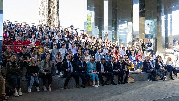 © USP/Bernhard Aichner Numerosi ospiti provenienti dall'Alto Adige, dal Tirolo e dal Trentino hanno partecipato alla cerimonia di consegna del premio “Prestazione d'eccellenza - il volontariato giovanile” al NOI Techpark di Bolzano. In prima fila erano presenti alcuni membri della Giunta provinciale altoatesina.
