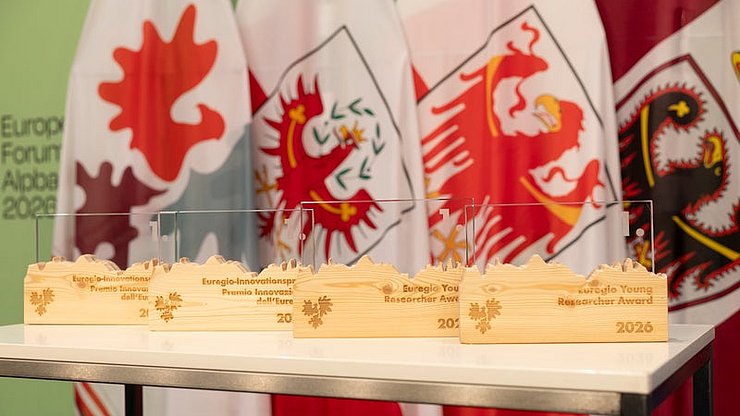 © Land Tirol/Sedlak Erstmals wurden bei den Euregio-Awards pro Preis (Euregio-JungforscherInnenpreis bzw. Euregio-Innovationspreis) Auszeichnungen in jeweils zwei Kategorien vergeben, also insgesamt vier GewinnerInnen.