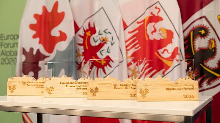 © Land Tirol/Sedlak Erstmals wurden bei den Euregio-Awards pro Preis (Euregio-JungforscherInnenpreis bzw. Euregio-Innovationspreis) Auszeichnungen in jeweils zwei Kategorien vergeben, also insgesamt vier GewinnerInnen.