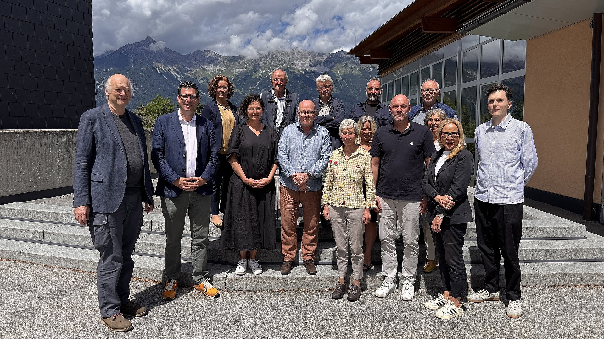 © Land Tirol/Abteilung Bodenordnung Riunione preparatoria della giuria del Premio dell'Euregio 2025 per la cultura del costruito con: (da sinistra) Jürg Conzett, Matthias Fink, Martina Pecher, Wolfgang Piller, Armando Ruinelli, Fabio Campolongo, Rita Illien, Wittfrida Mitterer, Giacomo Bianchi, Massimo Pasqualini, Walter Hauser, Kristin Zanini, Cristina Cisotto e Hannes Lechner
