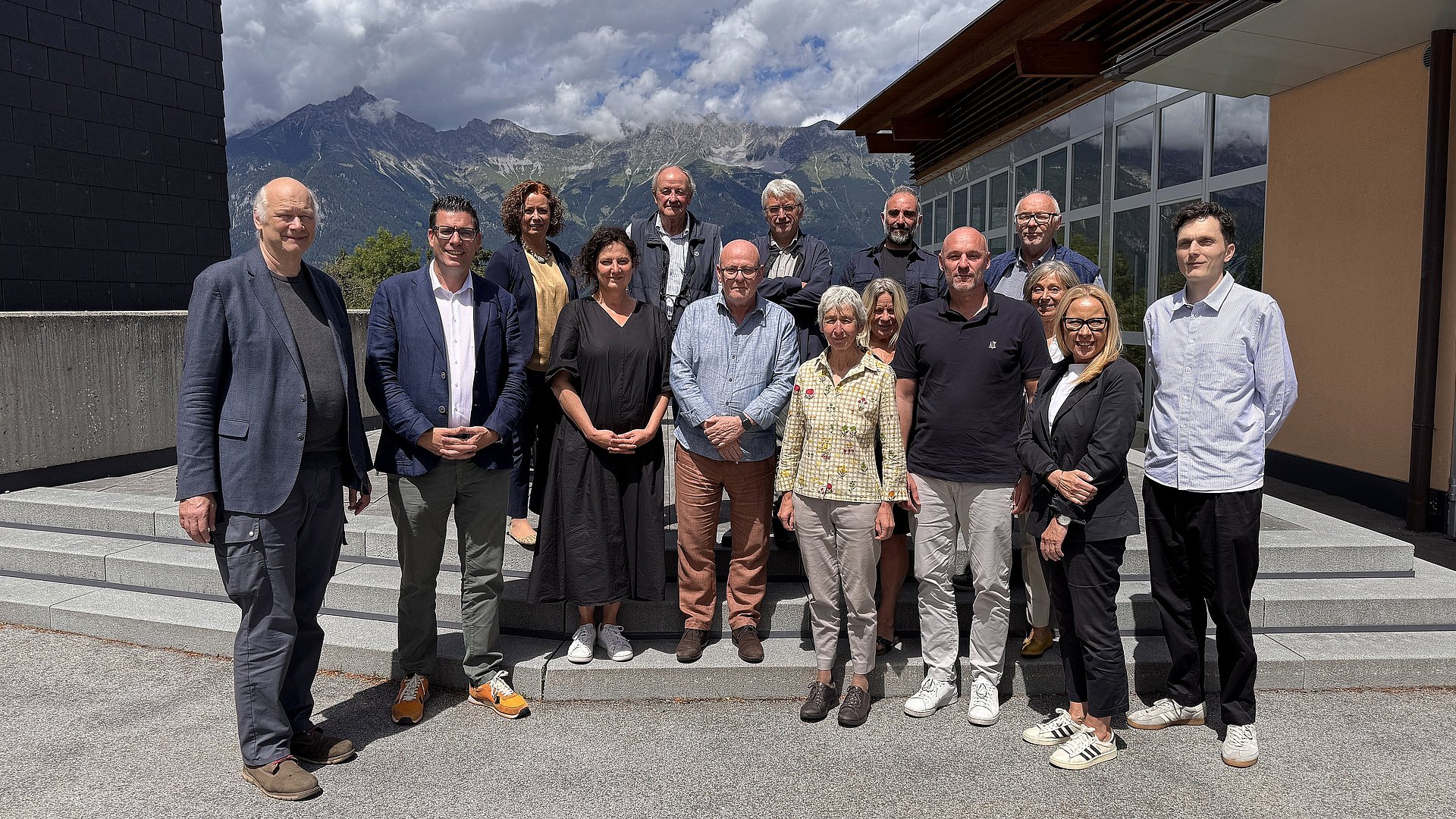 © Land Tirol/Abteilung Bodenordnung Vorbereitende Sitzung der Jury des Euregio-Baukulturpreises 2025 mit: (vl) Jürg Conzett, Matthias Fink, Martina Pecher, Wolfgang Piller, Armando Ruinelli, Fabio Campolongo, Rita Illien, Wittfrida Mitterer, Giacomo Bianchi, Massimo Pasqualini, Walter Hauser, Kristin Zanini, Cristina Cisotto und Hannes Lechner