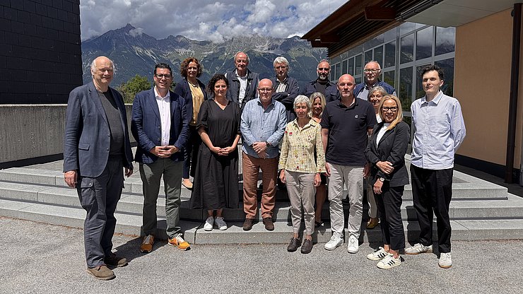 Riunione preparatoria della giuria del Premio dell'Euregio 2025 per la cultura del costruito con: (da sinistra) Jürg Conzett, Matthias Fink, Martina Pecher, Wolfgang Piller, Armando Ruinelli, Fabio Campolongo, Rita Illien, Wittfrida Mitterer, Giacomo Bianchi, Massimo Pasqualini, Walter Hauser, Kristin Zanini, Cristina Cisotto e Hannes Lechner