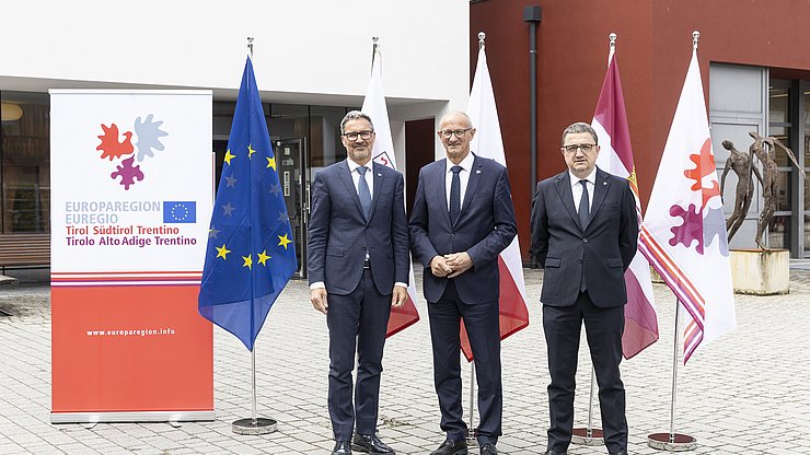 (von links) LH Arno Kompatscher, LH Anton Mattle und LH Maurizio Fugatti bei der Euregio-Vorstandssitzung in St. Martin in Thurn am 21. Mai 2025