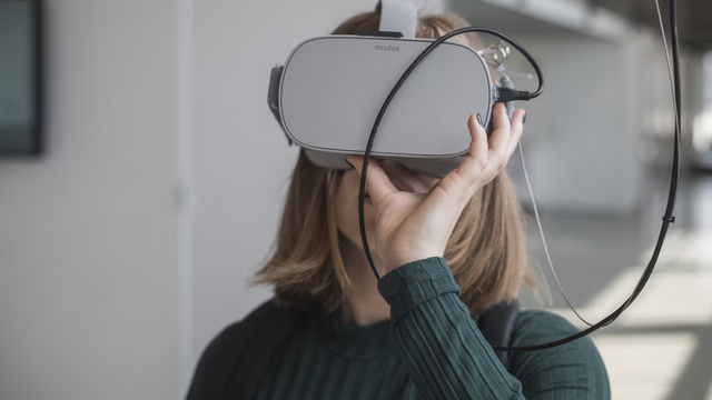 Mädchen mit Augmented-Reality-Brille 